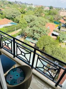 d'un balcon avec une chaise et une vue sur les arbres. dans l'établissement Mashpark Apartments, à Nairobi