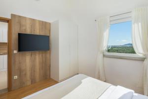 TV a/nebo společenská místnost v ubytování Sea View Apartments Tihi II