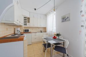 Kuchyňa alebo kuchynka v ubytovaní Apartament z balkonem przy Latarni 150m od morza