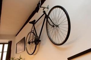 コルマールにあるLoft moderne 45m2 hyper centreの壁掛け自転車