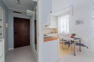 Kuchyňa alebo kuchynka v ubytovaní Apartament z balkonem przy Latarni 150m od morza