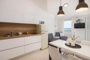 Kuchyň nebo kuchyňský kout v ubytování Sea View Apartments Tihi II