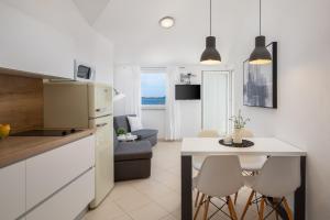 Kuchyň nebo kuchyňský kout v ubytování Sea View Apartments Tihi II