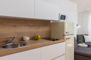 Kuchyň nebo kuchyňský kout v ubytování Sea View Apartments Tihi II