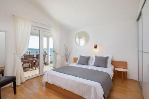 Postel nebo postele na pokoji v ubytování Sea View Apartments Tihi II