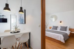 Postel nebo postele na pokoji v ubytování Sea View Apartments Tihi II