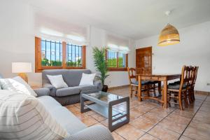 Posezení v ubytování Chalet a pie Cala Forn con piscina
