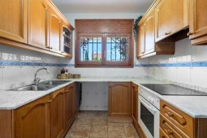 Kuchyň nebo kuchyňský kout v ubytování Chalet a pie Cala Forn con piscina