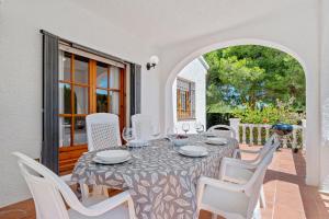 Fotografie z fotogalerie ubytování Chalet a pie Cala Forn con piscina v destinaci Les tres Cales