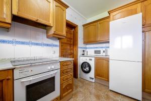 Kuchyň nebo kuchyňský kout v ubytování Chalet a pie Cala Forn con piscina