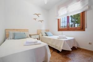 Postel nebo postele na pokoji v ubytování Chalet a pie Cala Forn con piscina