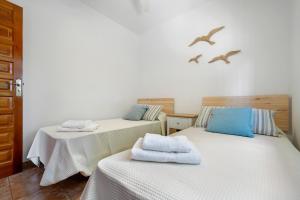 Postel nebo postele na pokoji v ubytování Chalet a pie Cala Forn con piscina
