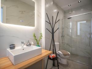 ロードス・タウンにあるMonte Smith Luxury Garden Apartment With Parkingの白い洗面台とシャワー付きのバスルーム +51枚の写真