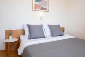 Postel nebo postele na pokoji v ubytování Sea View Apartments Tihi II