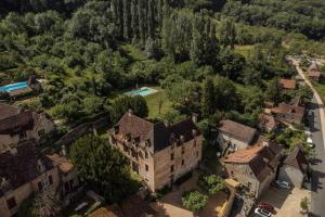 Manoir de Laroque Delprat内部或周边的泳池