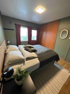 1 dormitorio con 1 cama grande en una habitación en Fantastisk eiendom med flott utsikt, 