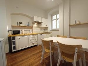 Kuchyňa alebo kuchynka v ubytovaní Apartament Majówka w Karkonoszach + 9 fotografií