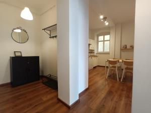 Il comprend un salon et une salle à manger avec une table à manger. dans l'établissement Apartament Majówka w Karkonoszach, à Kowary