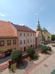 Blick auf einen Stadtplatz mit Gebäuden und Bänken in der Unterkunft Apartament Majówka w Karkonoszach in Kowary