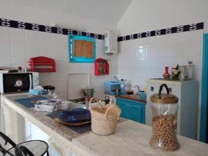 - une cuisine avec un comptoir avec des paniers dans l'établissement Bungalow de charme, à Midoun