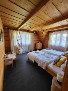 una camera con un grande letto in una baita di tronchi di Apartament Zakątek Góralki a Zakopane