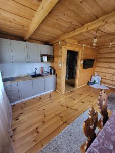 Habitación grande con cocina en una cabaña de madera. en Apartament Zakątek Góralki, en Zakopane