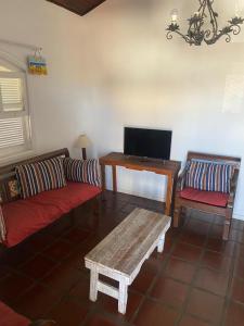 sala de estar con sofá y mesa en Casa Exclusiva Centro & Praia, en Búzios