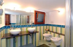 a bathroom with two sinks and two toilets at MeFra Camere - Amalfi Coast in Atrani