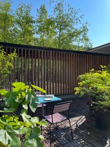 een patio met een tafel en stoelen en een hek bij Greulich Design & Boutique Hotel in Zürich