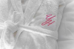 Una toalla blanca con la palabra spa escrita en ella en Your Holidays Freedom en Zastań