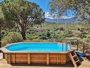 - une piscine avec vue sur la montagne dans l'établissement La Casa Albera du Domaine de Cap Collioure - Piscine Privative- Cadre Exceptionnel, à Collioure