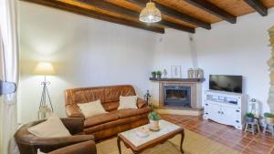 ein Wohnzimmer mit Couch und Kamin in der Unterkunft Casa Los Limones El Borge by Ruralidays in Borge