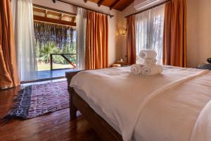 Llit o llits en una habitació de La Boheme Kabak Adults Only