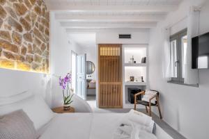 Postel nebo postele na pokoji v ubytování Legendary Suites