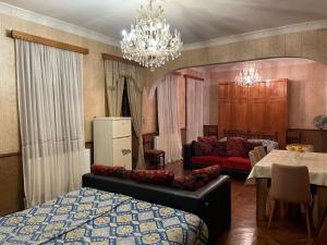 Welcome to Kobuleti في كوبوليتي: غرفة معيشة مع أريكة وغرفة طعام