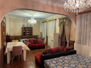 un soggiorno con un divano e un tavolo di Welcome to Kobuleti a Kobuleti