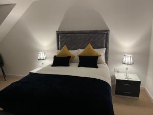 En eller flere senge i et værelse på Kingsway House - Brand New Spacious 4 Bed Home From Home