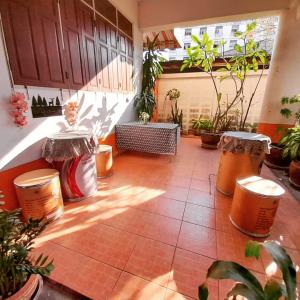 Rõdu või terrass majutusasutuses Coconut Room Love&Light 2km to AirportTrain BTS-ThongloEkamai
