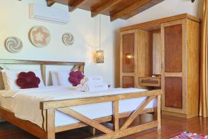 Llit o llits en una habitació de La Boheme Kabak Adults Only