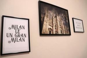 três quadros pendurados numa parede em * La Casa di Arti * 25 min dal Duomo em Milão