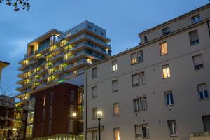 a tall building with lights on in a city at Appartamento Adda10 in Milan