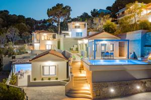 eine Villa mit Swimmingpool bei Nacht in der Unterkunft Studios Limnionas in Marathokampos