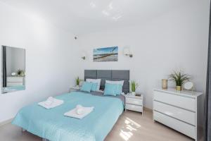 Posteľ alebo postele v izbe v ubytovaní Apartament z balkonem Lazur 250m od morza