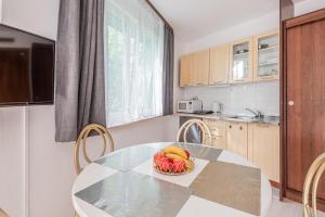 Kuchyňa alebo kuchynka v ubytovaní Apartament z balkonem Lazur 250m od morza