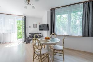 Televízia a/alebo spoločenská miestnosť v ubytovaní Apartament z balkonem Lazur 250m od morza