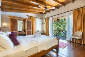 Llit o llits en una habitació de La Boheme Kabak Adults Only
