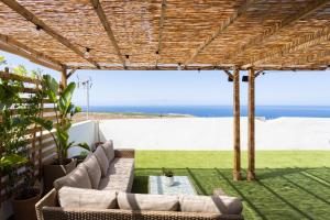 un patio al aire libre con sofá y mesa en Acogedor Apartamento con vistas al mar en Costa Adeje en Adeje