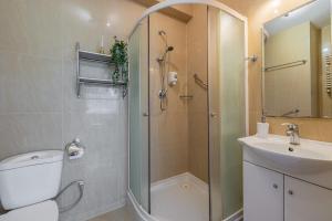 Kúpeľňa v ubytovaní Apartament z balkonem Lazur 250m od morza + 13 fotografií