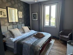 - une chambre avec un lit et une fenêtre dans l'établissement Central village house in Bussiere Poitevine, à Bussière-Portevine