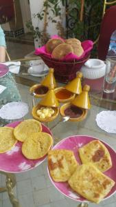 uma mesa com dois pratos de comida e pão em Will Center Assounfou em Tiznit